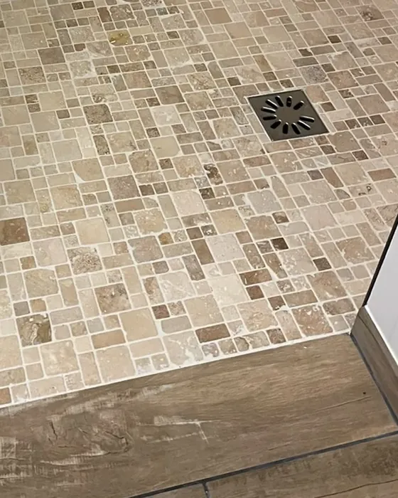 Sol de douche en mosaïque posé par Fornillo